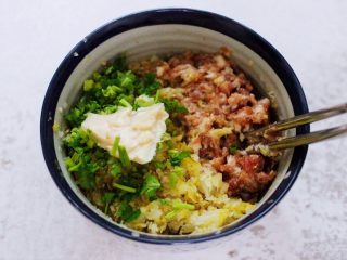 7、酸菜猪肉粉嫩饺子,加入猪油增加香味。