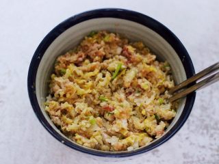 8、酸菜猪肉粉嫩饺子,把所有的食材搅拌均匀就可以了。