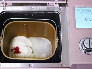 9、酸菜猪肉粉嫩饺子,把称重的中筋面粉和清水倒入东菱面包机里，加入红曲粉和2克盐，启动面包机的和面程序开始和面。