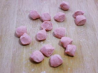 11、酸菜猪肉粉嫩饺子,静置好的面团排气揉匀后，用手搓成长条后，用手揪成大小一致的剂子。