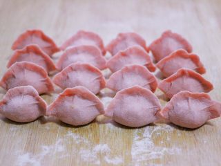 15、酸菜猪肉粉嫩饺子,依次包好所有的饺子。