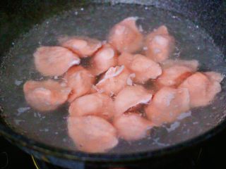 16、酸菜猪肉粉嫩饺子,锅中倒入适量的清水煮沸后，加入包好的饺子。