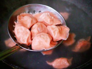 17、酸菜猪肉粉嫩饺子,大火煮沸后点少许清水，反复3次，看见所有的饺子都漂浮在水面上即可关火，把煮熟的饺子捞出沥干水分即可。