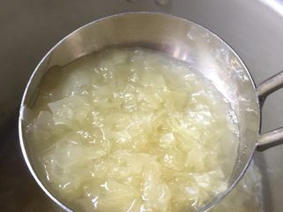 5、山楂银耳羹,待高压锅跑完气开锅，可以看到软糯的银耳了。