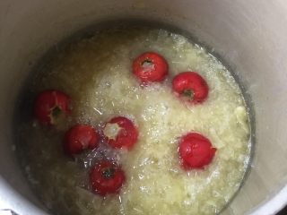 6、山楂银耳羹,上锅重新开火，放入山楂。