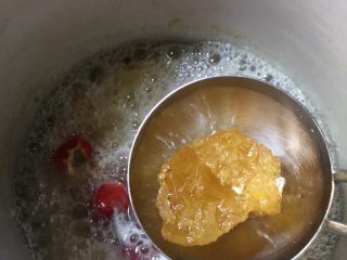 7、山楂银耳羹,放入冰糖，小火煮至糖融化即可。