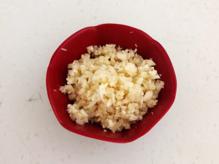 1、蒜蓉空心菜,大蒜切成细丝