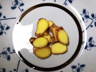 2、蒜蓉空心菜,鲜姜切成小片