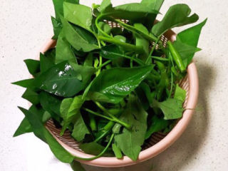 8、蒜蓉空心菜,沥干水份