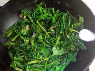 13、蒜蓉空心菜,加入精盐，翻炒均匀即可