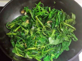 14、蒜蓉空心菜,蒜蓉空心菜做好了～