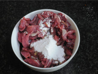 3、孜然羊肉,倒入淀粉，抓匀