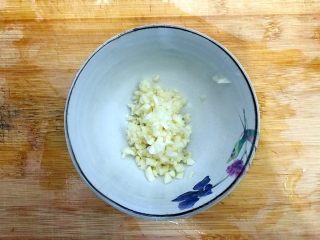 5、健康饮食の凉拌爽口小菜～苦菊裙带菜,大蒜去皮，洗净，如图所示，切成末，备用