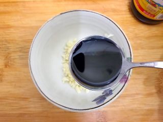 12、健康饮食の凉拌爽口小菜～苦菊裙带菜,现在我们来调碗汁，两勺生抽