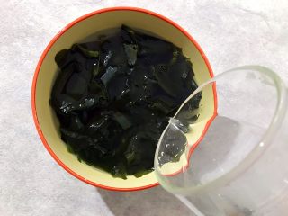 10、健康饮食の凉拌爽口小菜～苦菊裙带菜,这个时候留意一下裙带菜的泡发情况，水不够要及时添加