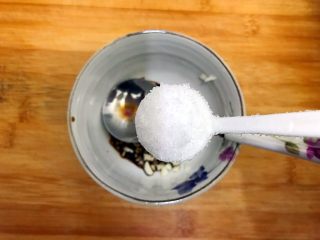 14、健康饮食の凉拌爽口小菜～苦菊裙带菜,一小勺细砂糖