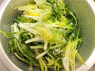 18、健康饮食の凉拌爽口小菜～苦菊裙带菜,捞出苦菊，沥干水分