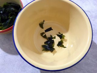 20、健康饮食の凉拌爽口小菜～苦菊裙带菜,如图所示，将裙带菜剪碎