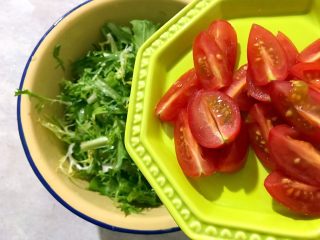 23、健康饮食の凉拌爽口小菜～苦菊裙带菜,加入小番茄