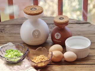 1、香葱肉松厚蛋烧,准备好所有食材
