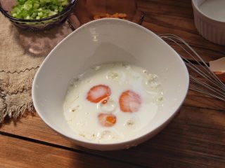 3、香葱肉松厚蛋烧,倒入牛奶