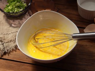 4、香葱肉松厚蛋烧,用手动打蛋器打散