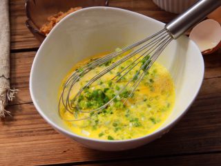 5、香葱肉松厚蛋烧,香葱洗净切末，加入蛋液中
