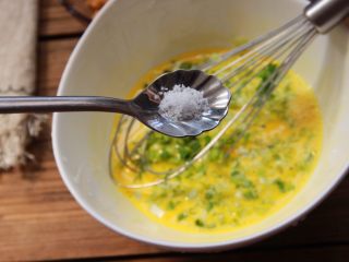 6、香葱肉松厚蛋烧,加入半勺盐，搅拌均匀