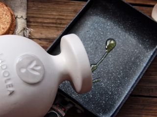 7、香葱肉松厚蛋烧,玉子烧锅/平底锅加入少许拉多蕾娅橄榄油