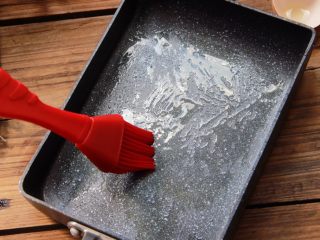 8、香葱肉松厚蛋烧,用刷子将橄榄油刷匀