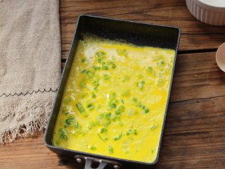 9、香葱肉松厚蛋烧,倒入1/3蛋液用小火煎至蛋液凝固