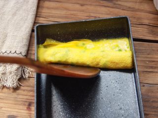 10、香葱肉松厚蛋烧,用铲子将蛋皮卷起
