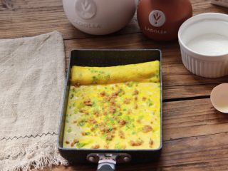 12、香葱肉松厚蛋烧,半凝固时加入肉松