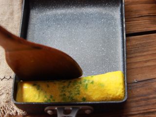 13、香葱肉松厚蛋烧,煎至凝固时从卷好的蛋卷那侧将蛋皮卷起