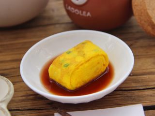 16、香葱肉松厚蛋烧,果醋可以去除鸡蛋的腥味，不像料酒、红酒，含有酒精不适宜孩子食用，它的香气可以促进宝宝食欲。