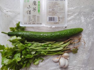 1、凉拌魔芋丝,首先我们准备好所有食材