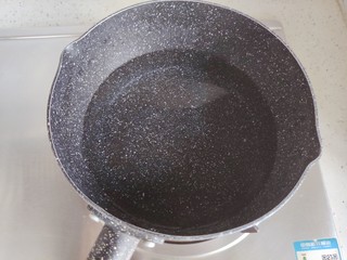 2、凉拌魔芋丝,锅内煮适量清水