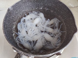 3、凉拌魔芋丝,水开后放入魔芋丝，煮2分钟