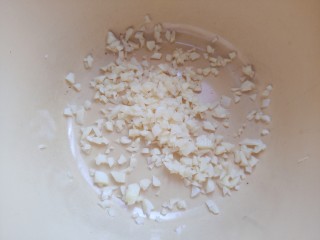 5、凉拌魔芋丝,大蒜去皮洗净之后切成末