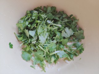 6、凉拌魔芋丝,香菜摘洗干净，控干水分，切碎，一并放入