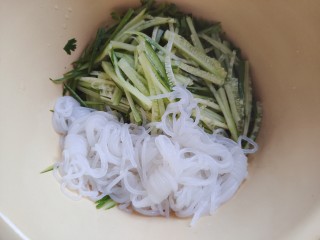 8、凉拌魔芋丝,魔芋丝控干水分，一并放入