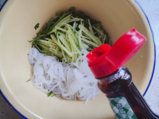 9、凉拌魔芋丝,加适量美极鲜