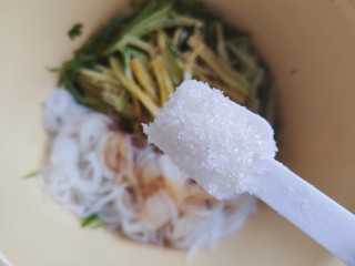 11、凉拌魔芋丝,加一小勺细砂糖