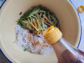 10、凉拌魔芋丝,加少许陈醋