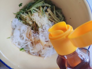 13、凉拌魔芋丝,加少许麻油