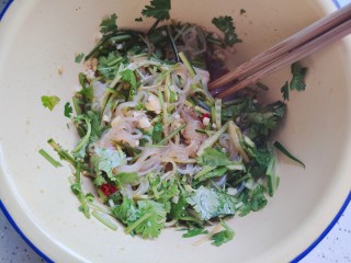 14、凉拌魔芋丝,搅拌均匀即可