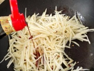 7、青椒土豆丝,加1茶匙生抽