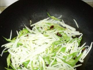 9、青椒土豆丝,下青椒丝