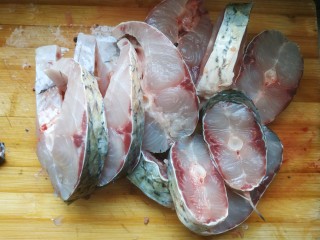 4、炖草鱼,把草鱼切成一厘米厚的小块。这样炖容易入味