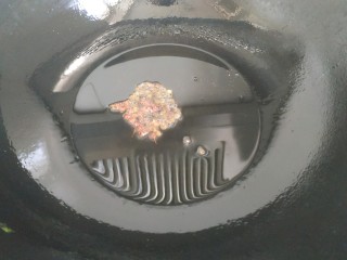 6、炖草鱼,锅中放入适量植物油，放入花椒爆香